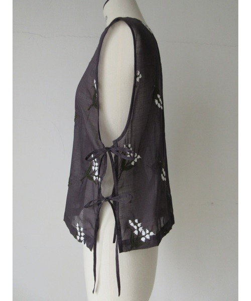 nesessaire(ネセセア)の「ミュゲ(すずらん)エンブロイダリージレ(ベスト・レディース・ベージュ/ネイビー/ライラック・38)」の9枚目の写真