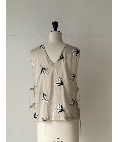 nesessaire(ネセセア)の「ミュゲ(すずらん)エンブロイダリージレ(ベスト・レディース・ベージュ/ネイビー/ライラック・38)」の13枚目の写真