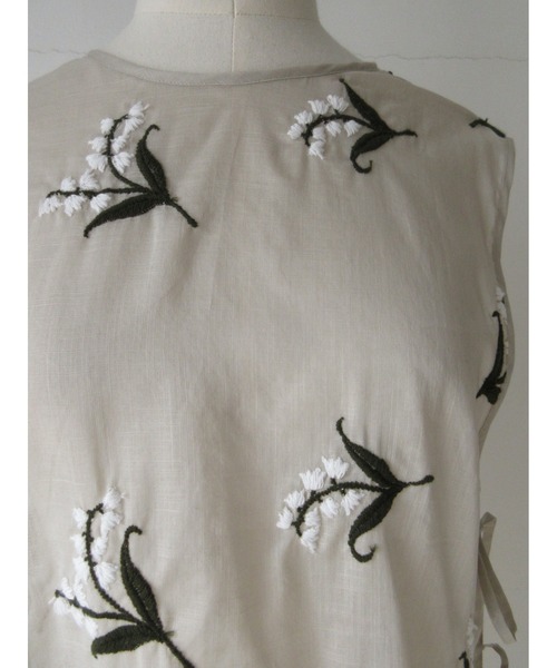 nesessaire(ネセセア)の「ミュゲ(すずらん)エンブロイダリージレ(ベスト・レディース・ベージュ/ネイビー/ライラック・38)」の16枚目の写真