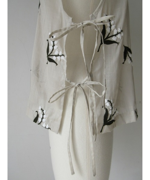 nesessaire(ネセセア)の「ミュゲ(すずらん)エンブロイダリージレ(ベスト・レディース・ベージュ/ネイビー/ライラック・38)」の17枚目の写真