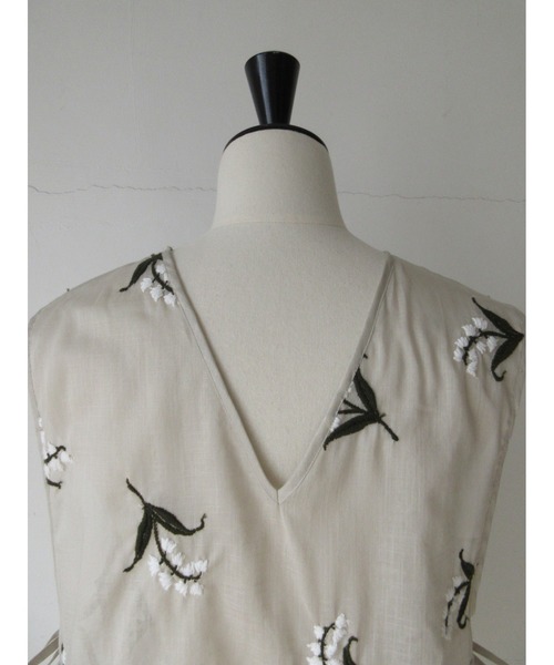 nesessaire(ネセセア)の「ミュゲ(すずらん)エンブロイダリージレ(ベスト・レディース・ベージュ/ネイビー/ライラック・38)」の18枚目の写真