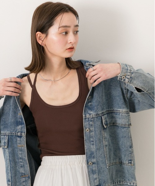 ad thie(アドティエ)の「ダブルストラップ クロップドタンクトップ(キャミソール・レディース・ブラウン/ライトカーキ/チャコール/マスタード/ブラック/オフホワイト・FREE)」の22枚目の写真