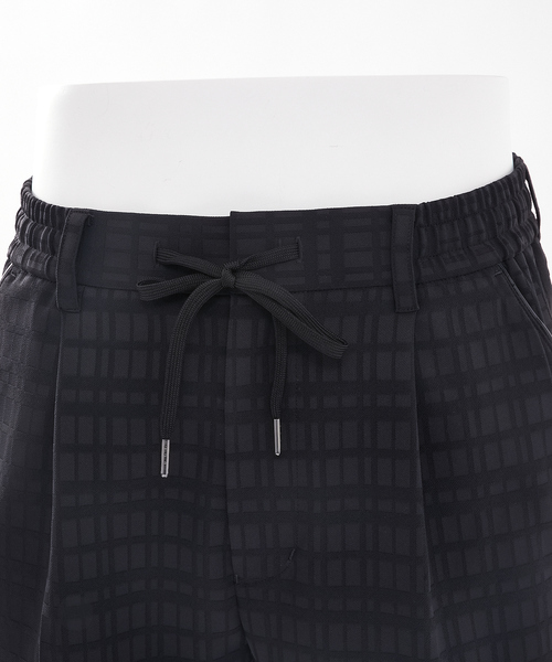 5351 POUR LES HOMMES（ゴーサンゴーイチプールオム）の「シェルテックエンボスチェック ショートパンツ（その他パンツ・メンズ・ホワイト/ブラック・48/46/44）」の5枚目の写真