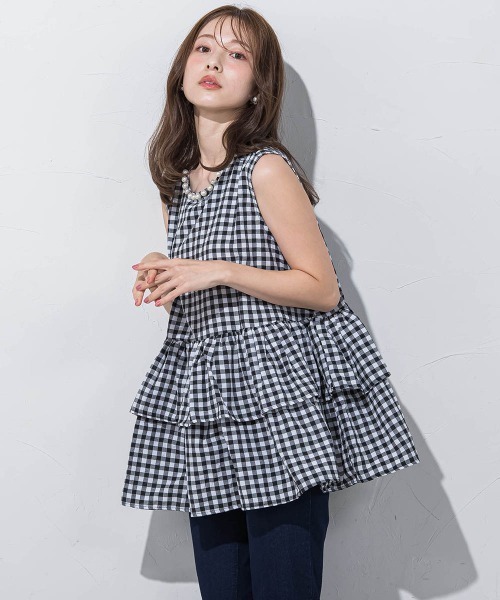 QUEENS COURT(クイーンズコート)の「ネックパールチュニック≪手洗い可能≫(チュニック・レディース・ホワイト/ホワイト系その他/ブラック・M)」の2枚目の写真