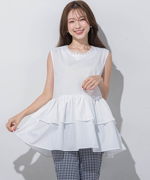 QUEENS COURT(クイーンズコート)の「ネックパールチュニック≪手洗い可能≫(チュニック・レディース・ホワイト/ホワイト系その他/ブラック・M)」の1枚目の写真