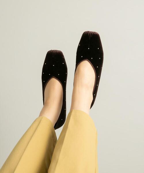 KBF(ケイビーエフ)の「スタッズベロアパンプス(パンプス・レディース・ブルー/ブラウン・38/37)」の1枚目の写真