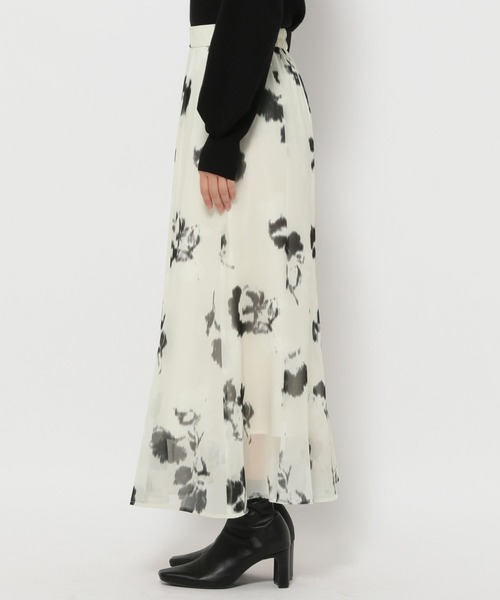 Andemiu(アンデミュウ)の「ボカシフラワーナロースカート253070(スカート・レディース・ブラック/アイボリー・FREE)」の9枚目の写真