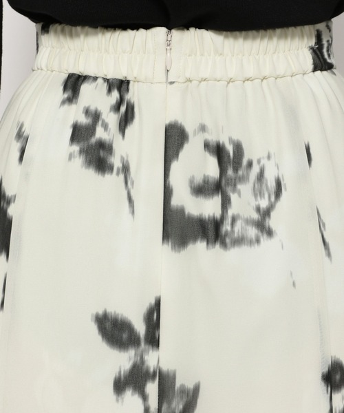 Andemiu(アンデミュウ)の「ボカシフラワーナロースカート253070(スカート・レディース・ブラック/アイボリー・FREE)」の3枚目の写真