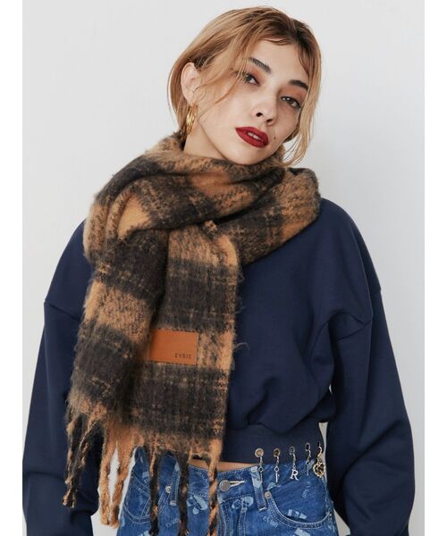 EVRIS（エヴリス）の「ソフトシャギーマフラー（マフラー・レディース・ブラック/グレー/ブラウン/ホワイト/レッド・FREE）」の6枚目の写真