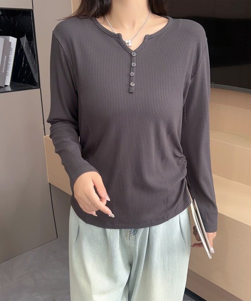 aimoha（アイモハ）の「Vネックヘンリートップス（Tシャツ/カットソー・レディース・ネイビー/ベージュ/ワインレッド/ホワイト/ブラック/グレー・FREE）」の3枚目の写真