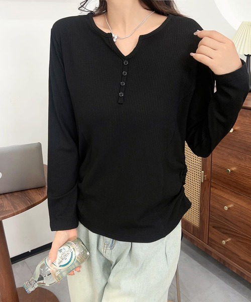 aimoha（アイモハ）の「Vネックヘンリートップス（Tシャツ/カットソー・レディース・ネイビー/ベージュ/ワインレッド/ホワイト/ブラック/グレー・FREE）」の2枚目の写真