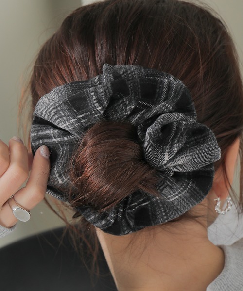 GANNI チェック柄シュシュ GANNI（ガニー）の「GANNI Crinkled taffeta check scrunchie