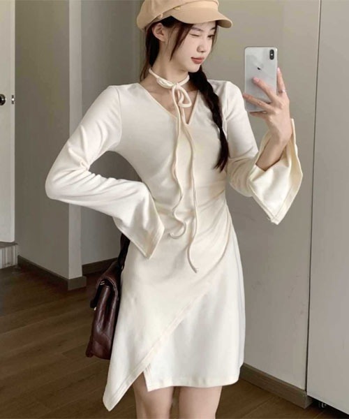 urge:(アージコロン )の「【URGE:】カシュクール風 チョーカーリボン付き 長袖 ミニ丈 ワンピース(ワンピース・レディース・アイボリー/ブラック・MEDIUM/SMALL/X-LARGE/LARGE)」の4枚目の写真