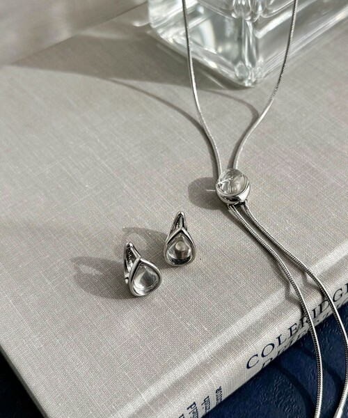 fredy emue（フレディエミュ）の「クリアしずくワンタッチピアス（ピアス（両耳用）・レディース・シルバー/ゴールド・FREE）」の3枚目の写真