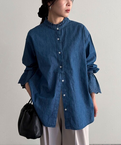 fredy emue(フレディエミュ)の「デニム/無地袖レースバンドカラーブラウス(シャツ/ブラウス・レディース・オフホワイト/サックスブルー/ネイビー・38)」の3枚目の写真