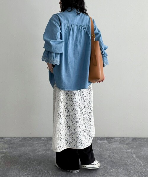 fredy emue(フレディエミュ)の「デニム/無地袖レースバンドカラーブラウス(シャツ/ブラウス・レディース・オフホワイト/サックスブルー/ネイビー・38)」の20枚目の写真