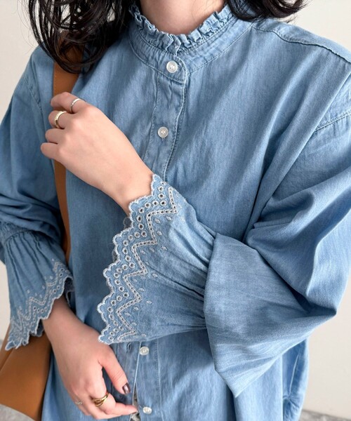 fredy emue(フレディエミュ)の「デニム/無地袖レースバンドカラーブラウス(シャツ/ブラウス・レディース・オフホワイト/サックスブルー/ネイビー・38)」の15枚目の写真