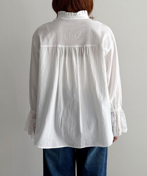 fredy emue(フレディエミュ)の「デニム/無地袖レースバンドカラーブラウス(シャツ/ブラウス・レディース・オフホワイト/サックスブルー/ネイビー・38)」の18枚目の写真