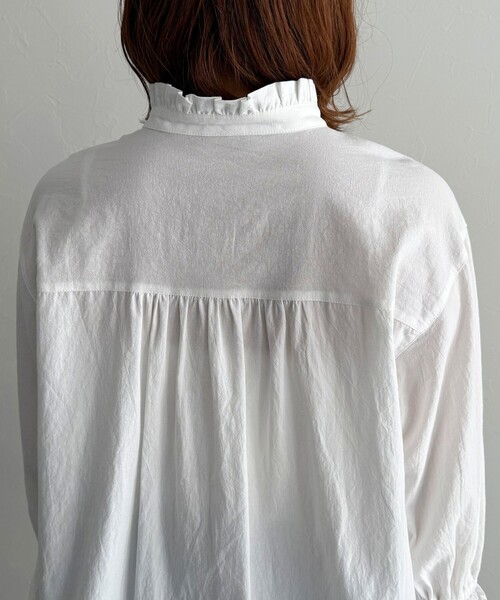 fredy emue(フレディエミュ)の「デニム/無地袖レースバンドカラーブラウス(シャツ/ブラウス・レディース・オフホワイト/サックスブルー/ネイビー・38)」の7枚目の写真