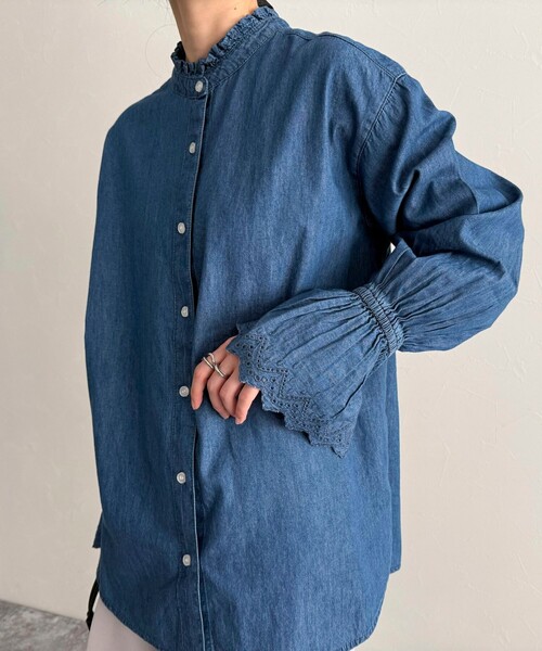 fredy emue(フレディエミュ)の「デニム/無地袖レースバンドカラーブラウス(シャツ/ブラウス・レディース・オフホワイト/サックスブルー/ネイビー・38)」の4枚目の写真