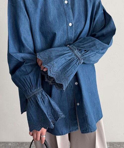 fredy emue(フレディエミュ)の「デニム/無地袖レースバンドカラーブラウス(シャツ/ブラウス・レディース・オフホワイト/サックスブルー/ネイビー・38)」の6枚目の写真