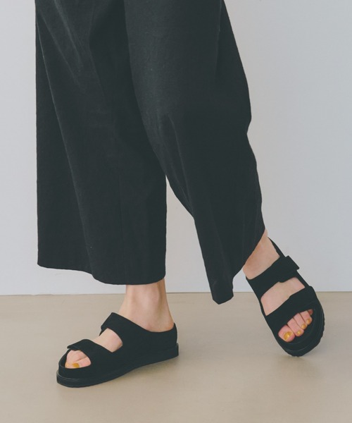 BENEXY（ベネクシー）の「120W/イチニイマル ダブリュー ベロアレザー スリム (UNISEX)（サンダル・レディース・グレイッシュベージュ/ブラック・35/36/37/38/39/40/41/42/43/44）」の2枚目の写真