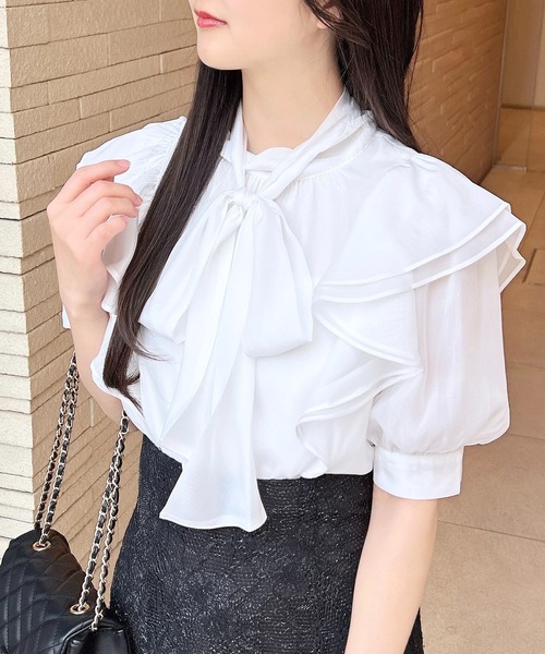 a⁺koloni ⿻ リネン フリルとリボンのブラウス 春夏 ナチュラル 白 a+koloni（コロニー）＊リネンフリルブラウス(2色)】 | TOPS