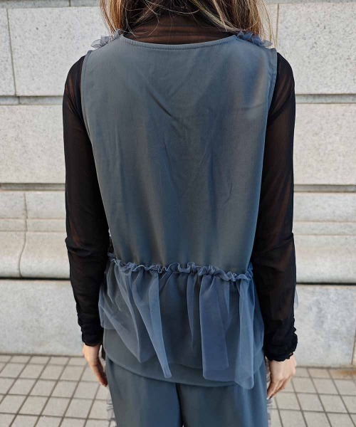 esutoreja(エストレジャ)の「Vネックチュールフリルベスト(ベスト・レディース・ブラック/グレイッシュベージュ/チャコール・FREE)」の14枚目の写真