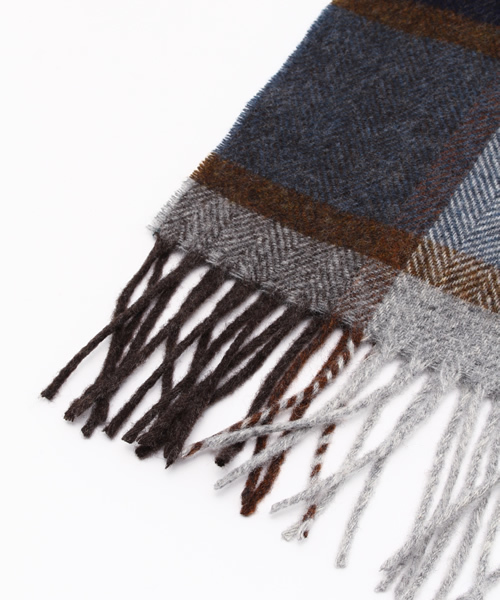 B:MING by BEAMS（ビーミングバイビームス）の「ビーミング by ビームス / MOONチェックマフラー（マフラー・メンズ・ライトグレー/チャコールグレー/ベージュ/レッド/ブルー/ブルー系その他/ネイビー・ONE SIZE）」の8枚目の写真