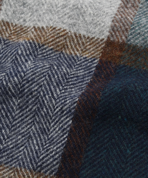 B:MING by BEAMS（ビーミングバイビームス）の「ビーミング by ビームス / MOONチェックマフラー（マフラー・メンズ・ライトグレー/チャコールグレー/ベージュ/レッド/ブルー/ブルー系その他/ネイビー・ONE SIZE）」の10枚目の写真