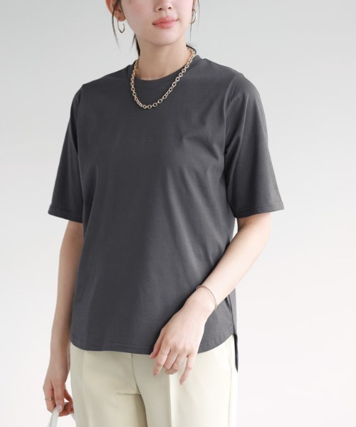 Pierrot(ピエロ)の「イージーケアバックジップデザインTシャツ(Tシャツ/カットソー・レディース・チャコール/オフホワイト/ブラック・M/L)」の1枚目の写真