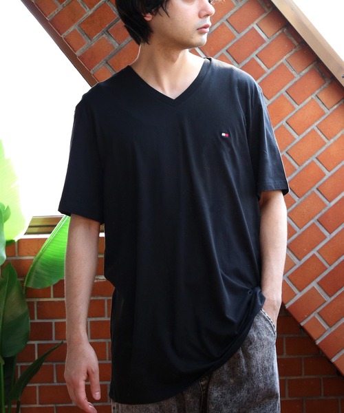 TOMMY HILFIGER(トミーヒルフィガー)の「TOMMY HILFIGER Vネック半袖Tシャツ(Tシャツ/カットソー・メンズ・ホワイト/ダークネイビー/ブラック・X-LARGE/SMALL/MEDIUM/LARGE)」の1枚目の写真