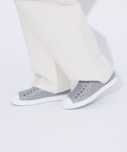 Native(ネイティブ)の「【native Shoes/ネイティブシューズ】Jefferson Sugarlit/スニーカー/軽量/イージーケア【WEB限定】(スリッポン・メンズ・アイボリー/カーキ/ホワイト/ブラック系その他/ブラック/ベージュ/ネイビー/グレー・28/27/26)」の5枚目の写真