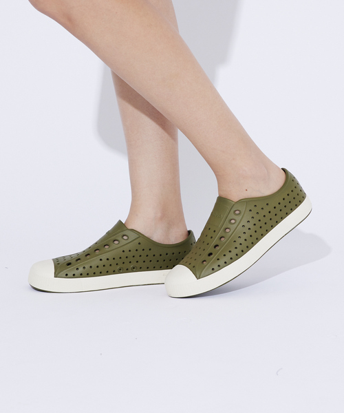 Native(ネイティブ)の「【native Shoes/ネイティブシューズ】Jefferson Sugarlit/スニーカー/軽量/イージーケア【WEB限定】(スリッポン・メンズ・アイボリー/カーキ/ホワイト/ブラック系その他/ブラック/ベージュ/ネイビー/グレー・28/27/26)」の7枚目の写真