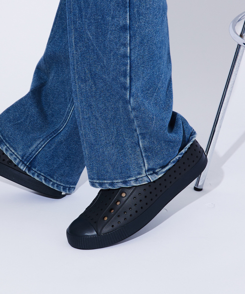 Native(ネイティブ)の「【native Shoes/ネイティブシューズ】Jefferson Sugarlit/スニーカー/軽量/イージーケア【WEB限定】(スリッポン・メンズ・アイボリー/カーキ/ホワイト/ブラック系その他/ブラック/ベージュ/ネイビー/グレー・28/27/26)」の1枚目の写真