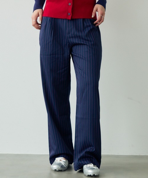 Clum(クルム)の「2tuck layered design pinstripe wide slacks / 2タックレイヤードデザインピンストライプワイドスラックス(スラックス・レディース・バーガンディー/ネイビー/チャコールグレー/ダークグリーン/ブラック・SMALL/MEDIUM)」の4枚目の写真