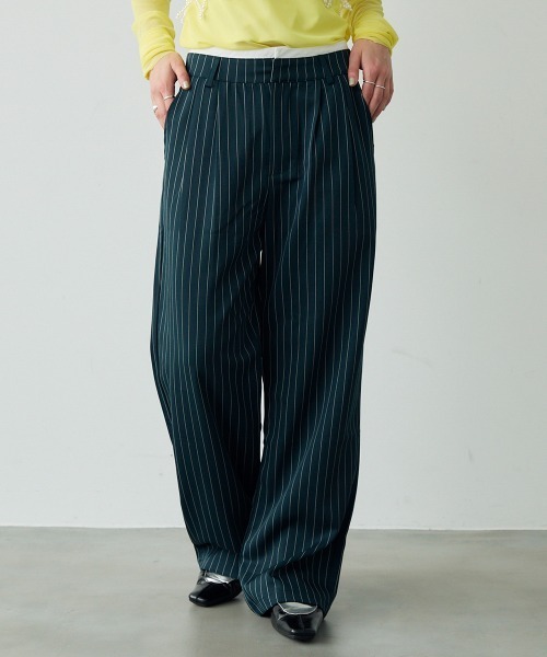 Clum(クルム)の「2tuck layered design pinstripe wide slacks / 2タックレイヤードデザインピンストライプワイドスラックス(スラックス・レディース・バーガンディー/ネイビー/チャコールグレー/ダークグリーン/ブラック・SMALL/MEDIUM)」の3枚目の写真
