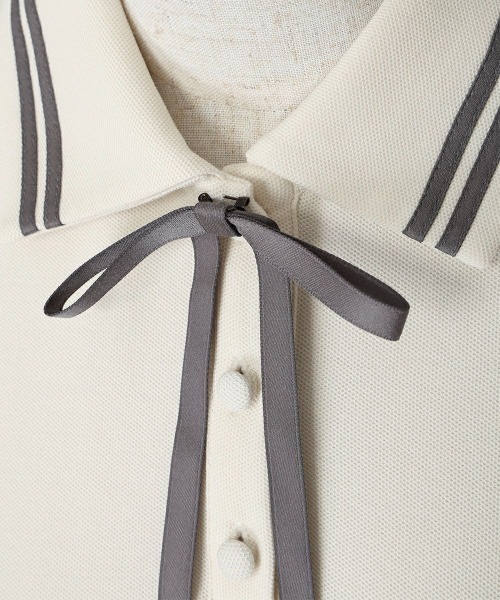 F i.n.t（フィント）の「リボンタイ付きライン入りポロシャツ【1枚で快適】/ fint　フィント（ポロシャツ・レディース・オフホワイト/レッド/ライトグレー・FREE）」の6枚目の写真