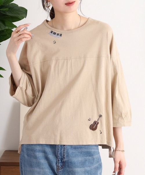 Emago(イマゴ)の「EMAGO 夜風と音色刺繍Tシャツ(Tシャツ/カットソー・レディース・ベージュ/ホワイト/ブラック・FREE)」の2枚目の写真
