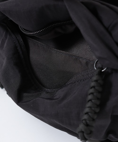 WILD THINGS(ワイルドシングス)の「WILD THINGS PUFF POUCH ナイロンボンディング パフポーチバッグ(ショルダーバッグ・メンズ・カーキ/グレー/ブラック・FREE)」の8枚目の写真