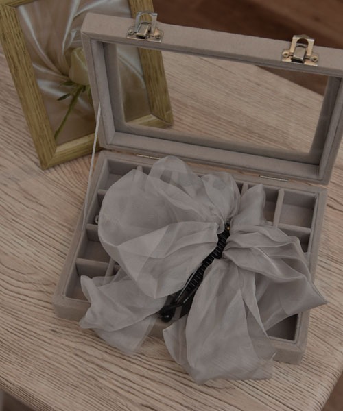 VIBGYOR Women（ヴィブジョー　ウィメン）の「【resonance】シフォン ビッグリボン バナナクリップ【オケージョン】（バレッタ/ヘアクリップ・レディース・ベージュ/ブラック/グレー・FREE）」の4枚目の写真