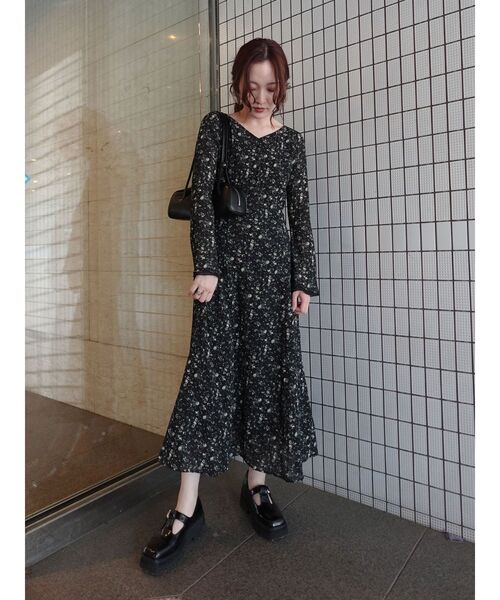 LAGUNAMOON（ラグナムーン）の「ヴィンテージフラワーフレアスリーブワンピース（ワンピース・レディース・ブラック/ブルー・SMALL/MEDIUM）」の2枚目の写真