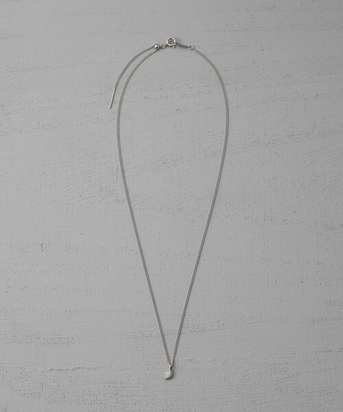 and cloud(アンドクラウド)の「Minimum Crescent Necklace(ネックレス・レディース・ブラック/イエローゴールド/シルバー・FREE)」の2枚目の写真