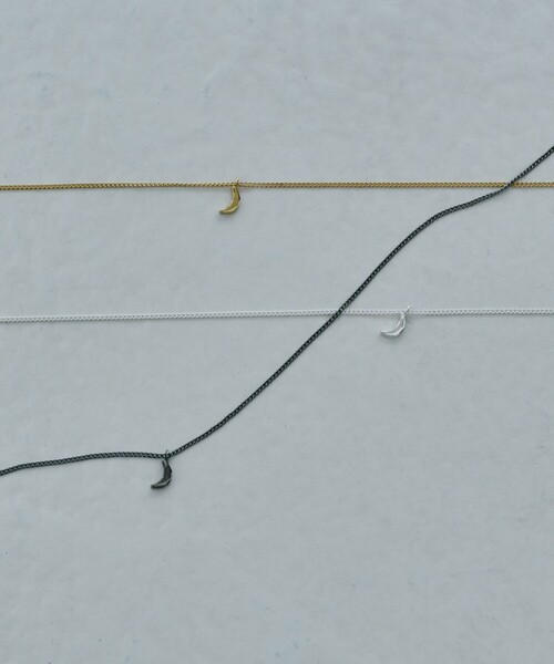 and cloud(アンドクラウド)の「Minimum Crescent Necklace(ネックレス・レディース・ブラック/イエローゴールド/シルバー・FREE)」の1枚目の写真