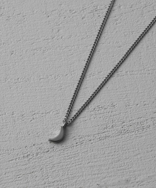 and cloud(アンドクラウド)の「Minimum Crescent Necklace(ネックレス・レディース・ブラック/イエローゴールド/シルバー・FREE)」の11枚目の写真