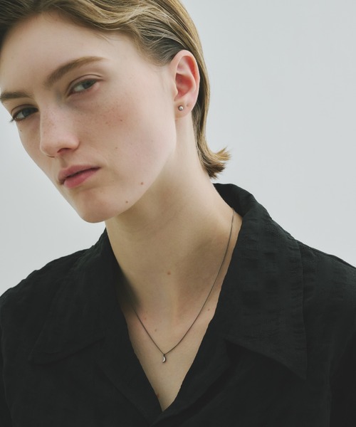 and cloud(アンドクラウド)の「Minimum Crescent Necklace(ネックレス・レディース・ブラック/イエローゴールド/シルバー・FREE)」の5枚目の写真