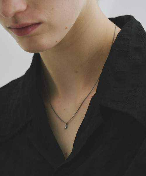 and cloud(アンドクラウド)の「Minimum Crescent Necklace(ネックレス・レディース・ブラック/イエローゴールド/シルバー・FREE)」の6枚目の写真