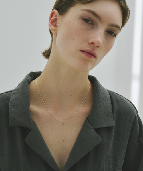 and cloud(アンドクラウド)の「Minimum Crescent Necklace(ネックレス・レディース・ブラック/イエローゴールド/シルバー・FREE)」の8枚目の写真
