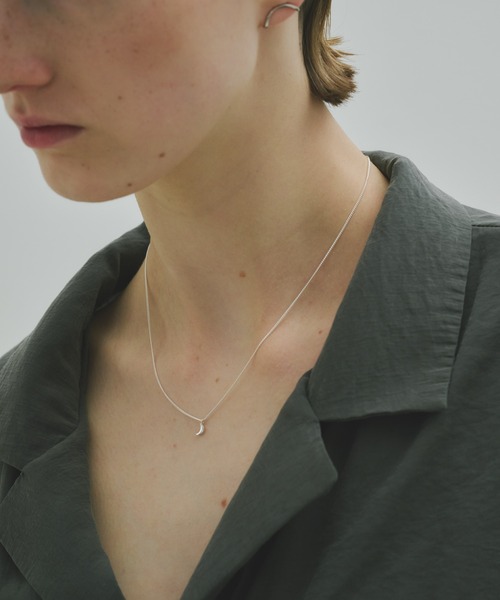and cloud(アンドクラウド)の「Minimum Crescent Necklace(ネックレス・レディース・ブラック/イエローゴールド/シルバー・FREE)」の9枚目の写真