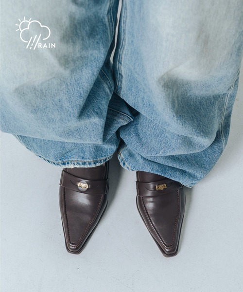 EVOL(イーボル)の「【晴雨兼用・ふかふか】4cmポインテッドコインローファー IZ5801(レインシューズ・レディース・ブラウン/ブラック・22.0cm/22.5cm/23.5cm/24.5cm/23.0cm/24.0cm/25.0cm)」の2枚目の写真